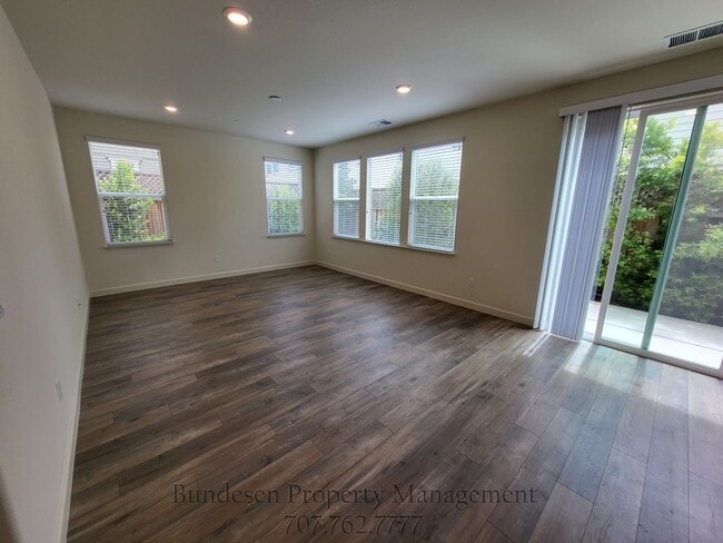 Foto del edificio - Beautiful 4 Bed / 3 Bath Home in Desirable WillowGlen Community ~7610 Wildrose Way, Rohnert Park