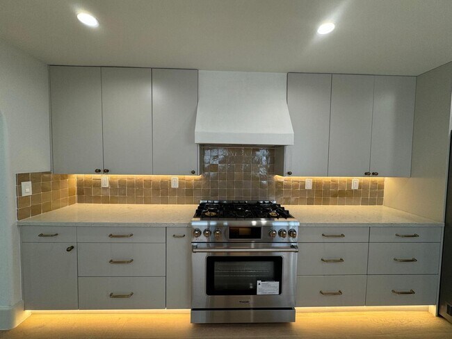 Building Photo - 424O