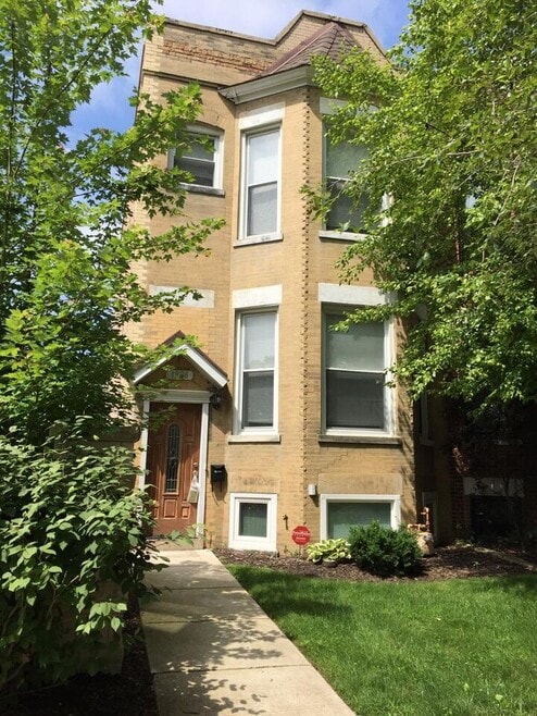 Building Photo - 1926 W Oakdale Ave