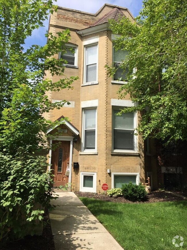 Building Photo - 1926 W Oakdale Ave