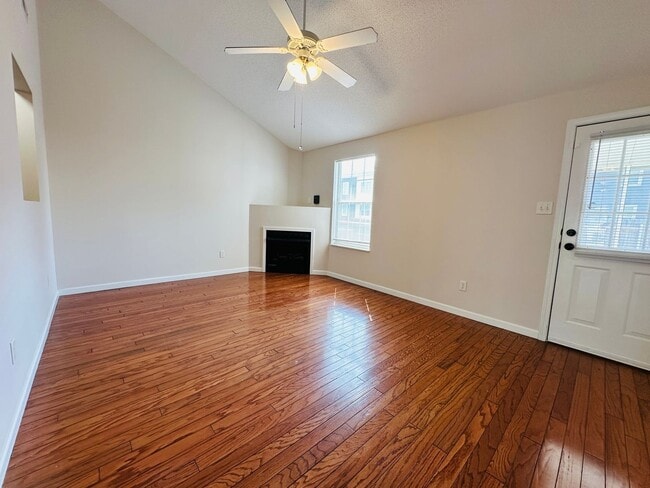 Foto del edificio - 2BR Condo with Garage | Vaulted Ceilings | Real Hardwood Floors | Gas Fireplace | Near UT & Downt...