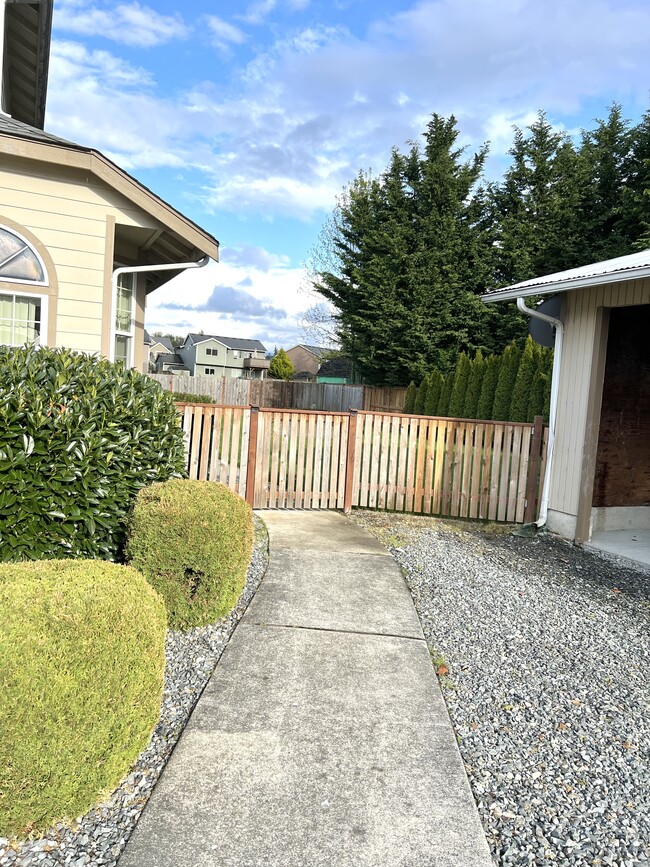 Private Entry to Front Door - 1209 Orting Kapowsin Hwy E