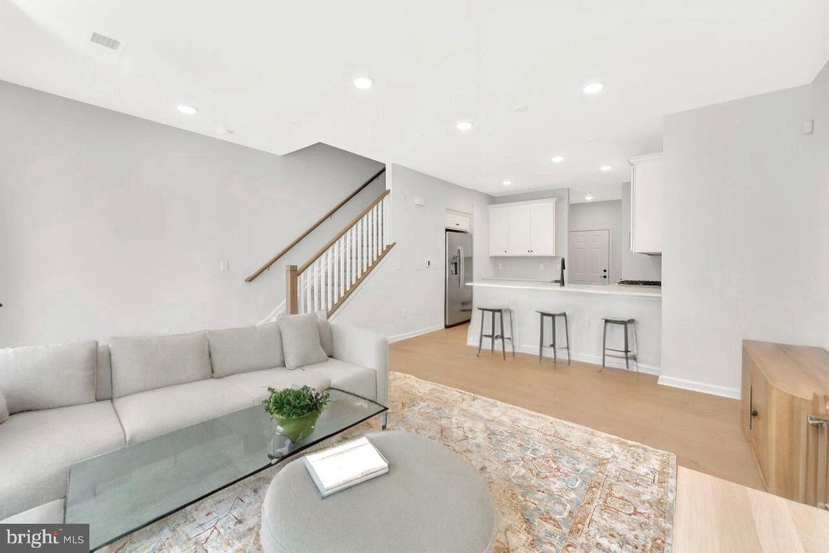 Foto del edificio - 606 Parker Blvd