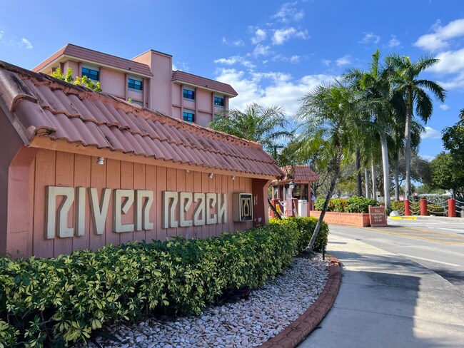 Foto del edificio - 900 River Reach Dr