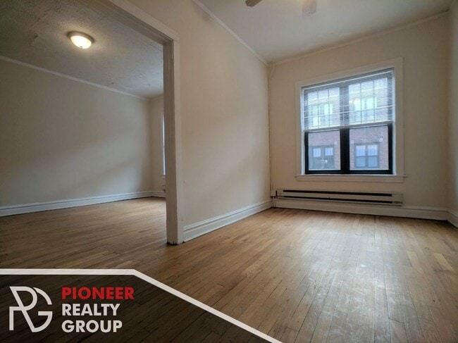 Building Photo - 622 W Cornelia Ave