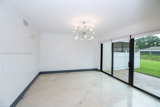 Foto del edificio - 3 br, 2 bath Condo - 8694 Via Reale Apt 3