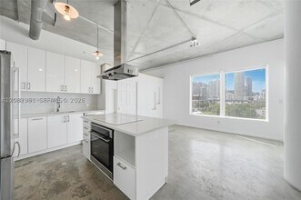Building Photo - 10 SW South River Dr