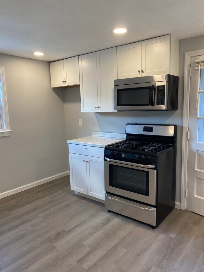 Building Photo - 62 Hollis St