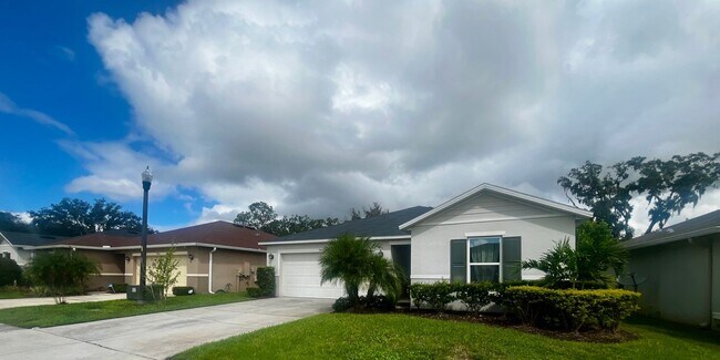 Foto del edificio - Spacious 3-Bed, 2-Bath Fully Gated Home in...