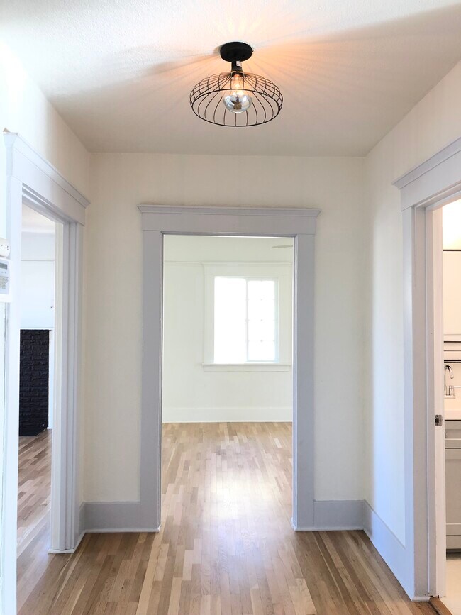 Foto del edificio - 1386 W 38th St