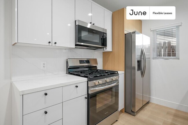 Building Photo - 1321 N June St