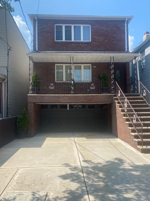 Primary Photo - 1701 Manhattan Ave