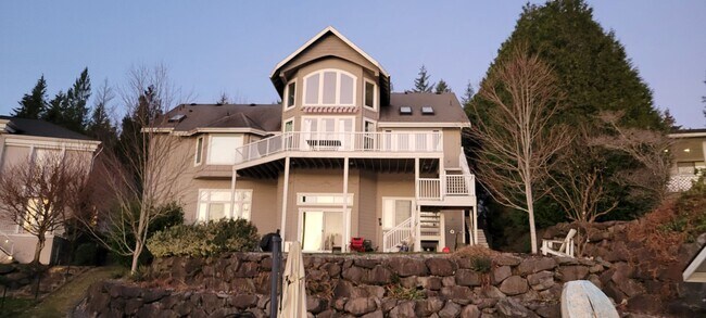 Foto del edificio - Lake Retreat Waterfront Living | Spacious Home with Views + Utilities Included