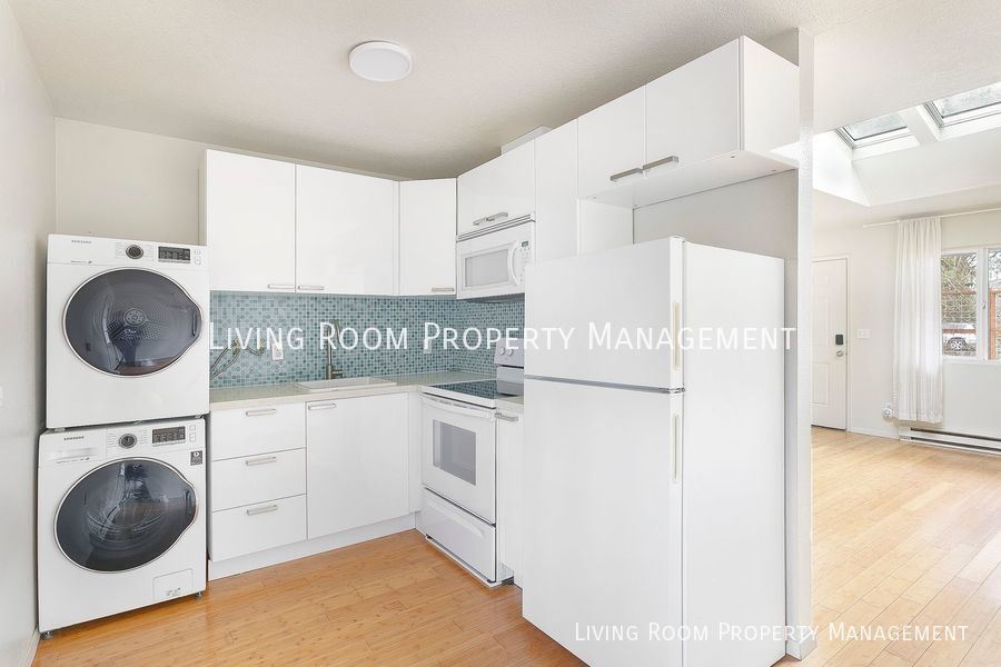 Foto principal - 2 Bedroom 1 Bath mid-century duplex locate...