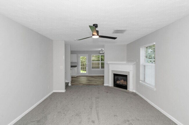 Building Photo - Available Now this Beautiful 4-Bedroom 2.5Baths Home in Stockbridge, GA!