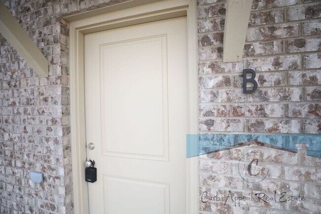 Foto del edificio - Luxury 2 bed 2 bath apartment - brand new construction!! Washer, dryer, internet, cable and utili...