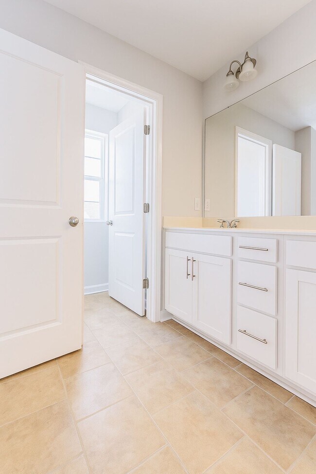 Building Photo - Modern Townhome | 3 Bed/2.5 Bath | End Unit
