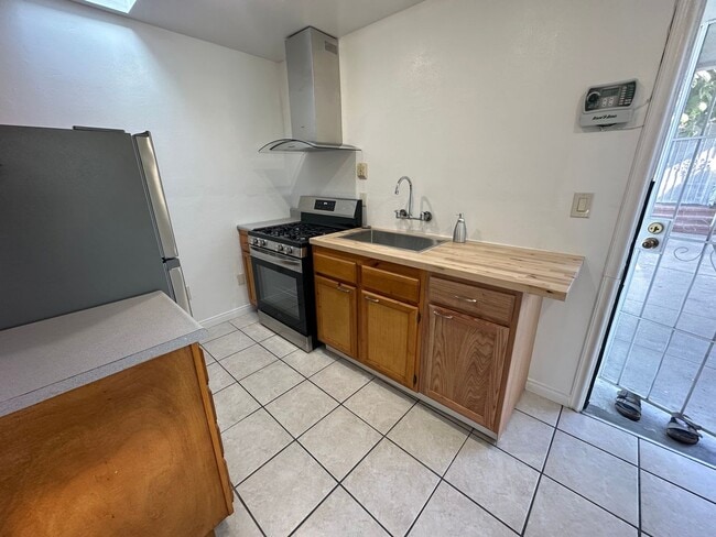 Building Photo - Beautifully remodeled 1-bed 1-bath centrally located in Artesia, CA
