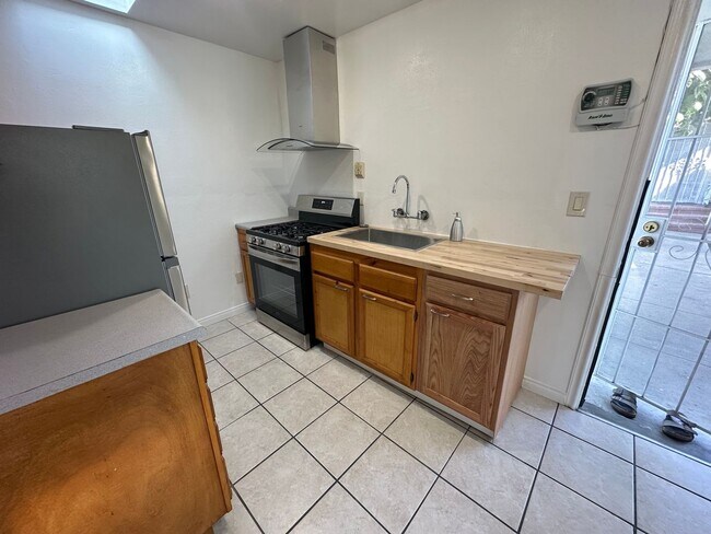 Foto del edificio - Beautifully remodeled 1-bed 1-bath centrally located in Artesia, CA