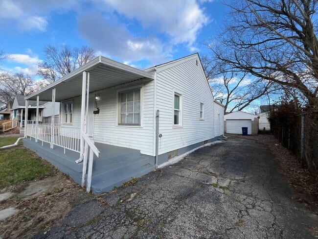 Foto del edificio - Single family home with 2 car garage