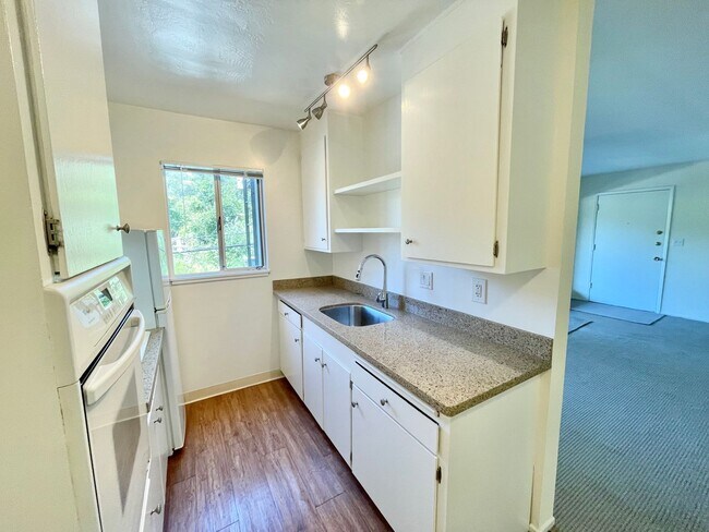 Foto del edificio - Sunlit 2BD/1BA w/ Private Balcony + Backyard! New Carpet! Assigned Parking! PROGRESSIVE