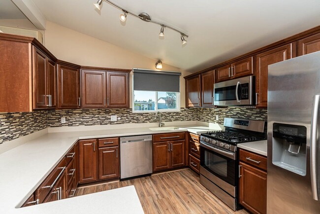 Building Photo - STUNNING SERRA MESA HOME , PET FRIENDLY , ...