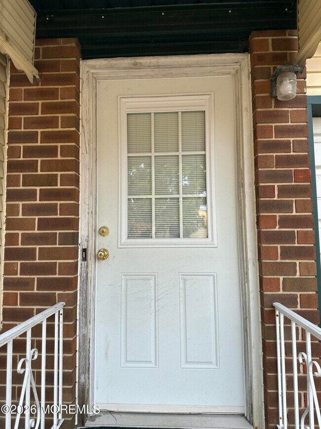 Building Photo - 2B Fallbrook St