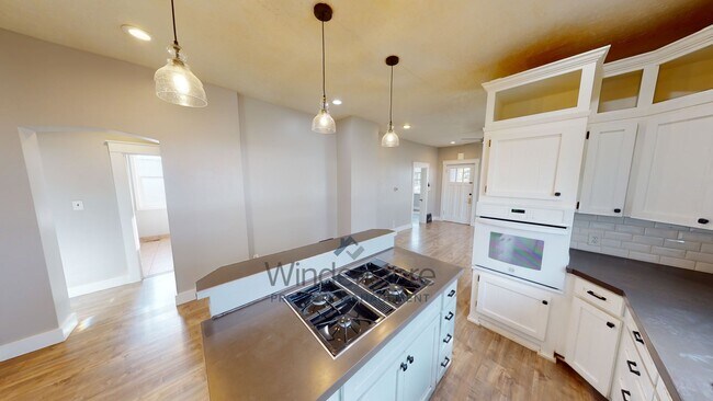 Building Photo - 1375 W. Pine *Backyard, Cement Patio, Fini...