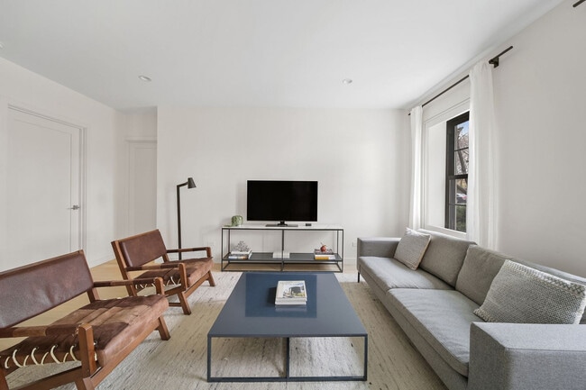 Building Photo - 1160 5th Ave