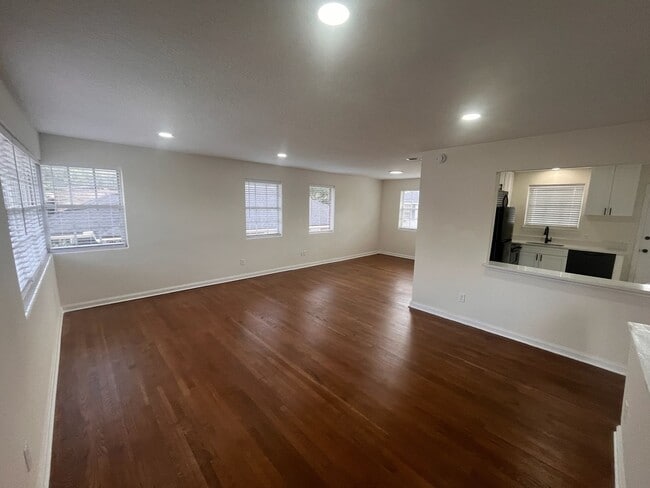 Foto del edificio - Two Bedroom One Bath Upstairs Apartment In Avondale