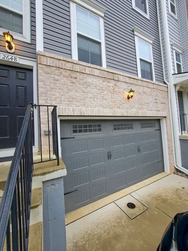 Building Photo - Modern 3-Level Pet Friendly Townhome in Up...