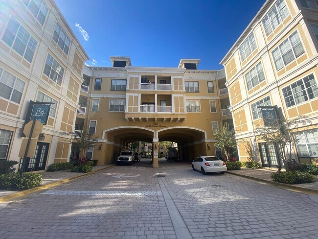 Building Photo - 806 N Orange Ave