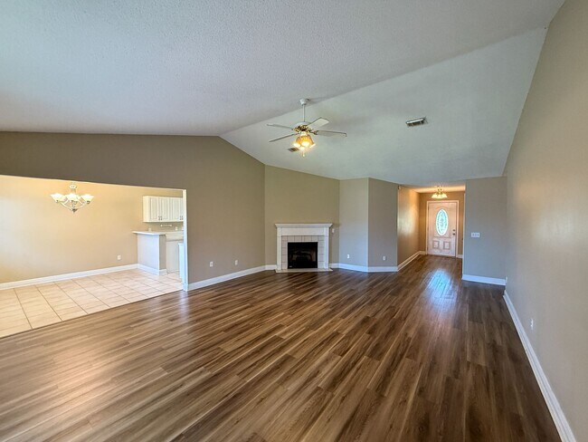 Foto del edificio - 4 bedroom 2 bath brick house available for...