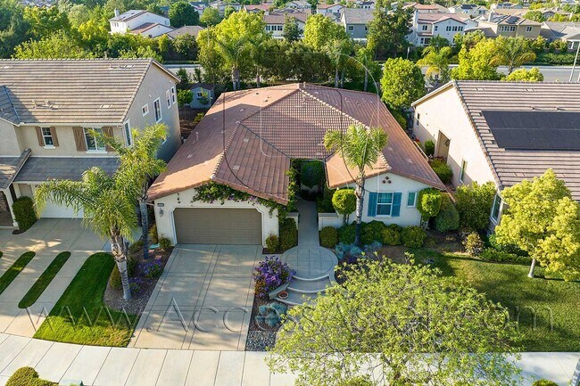 Foto del edificio - Luxury And Stunning Single Story 5 Bed/3 B...