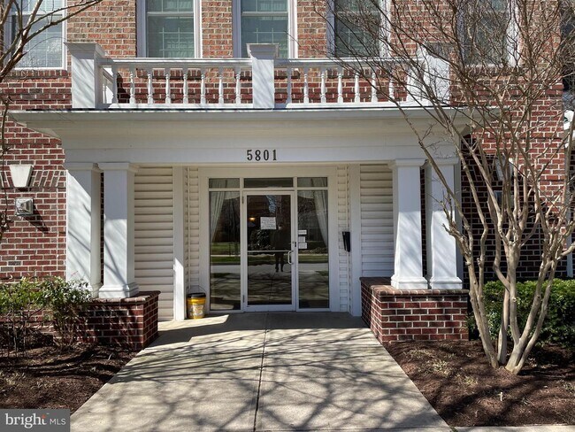 Foto del edificio - 5801 Clipper Ln