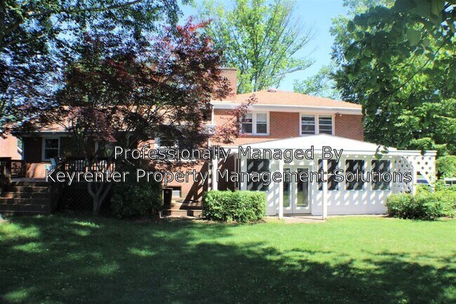 Building Photo - 1201 Club Rd