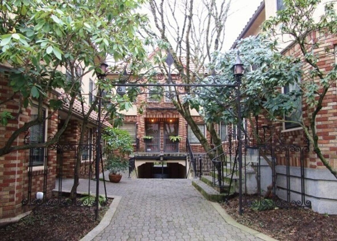 Vintage Tudor Townhouse w Beautiful Architectural Details & Style! - Vintage Tudor Townhouse w Beautiful Architectural Details & Style!