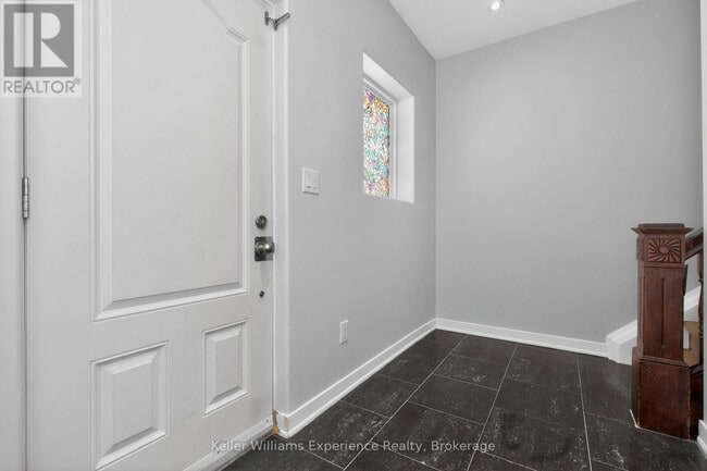 Building Photo - 295 Bay St