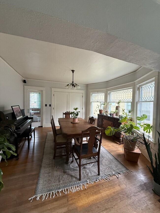 Building Photo - 4534 Thackeray Pl NE