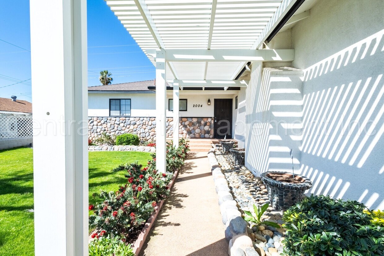 Primary Photo - 3 Bedroom/2 Bath Home - $1995 per month!
