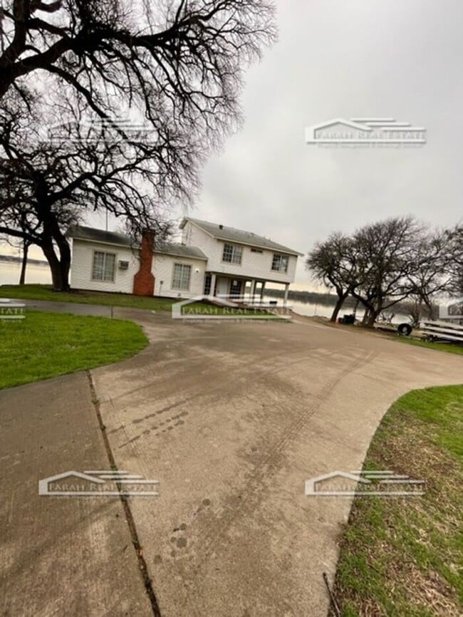 Building Photo - Lake Front 5 bed 3 bath Home! Available Now!