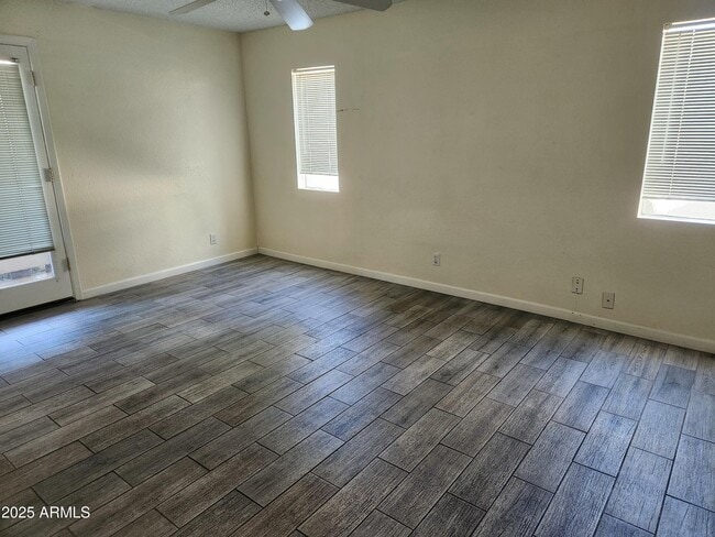 Building Photo - 1820 E Morten Ave