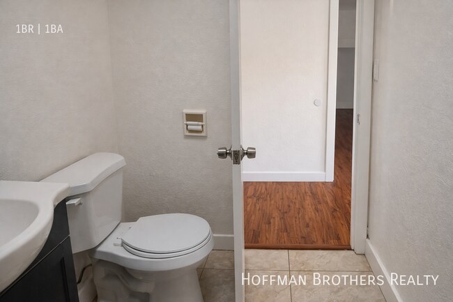 Building Photo - 5547 1/2 Atlantic Ave