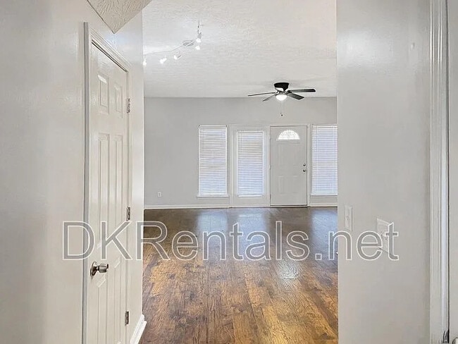 Foto del edificio - Room in Townhome on Stone Gate Way
