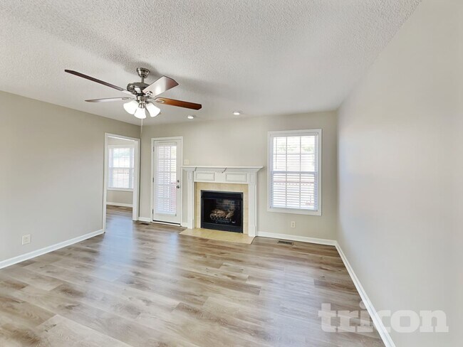 Foto del edificio - 3411 Bradfield Dr