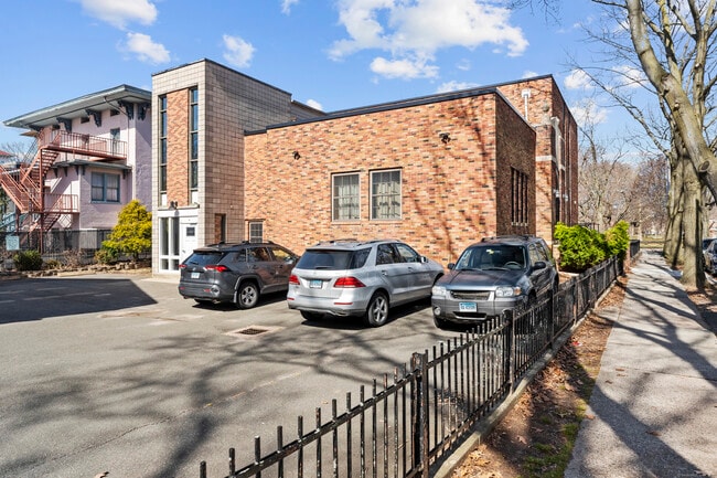 Building Photo - 576 Chapel St