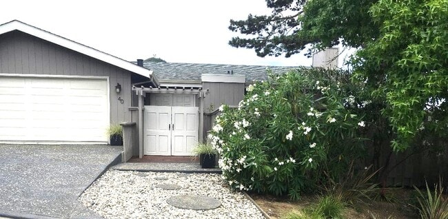 Building Photo - 40 Aquinas Dr