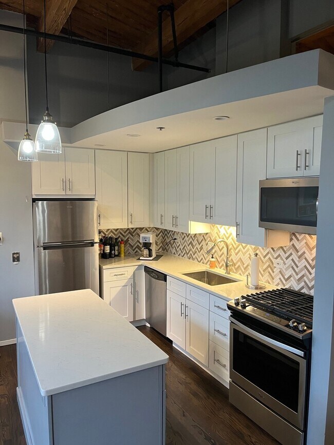 Building Photo - 2210 W Wabansia Ave