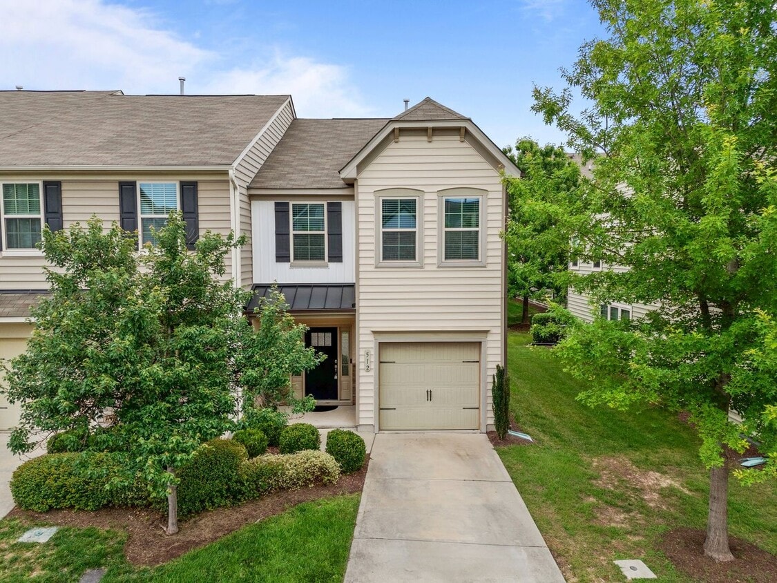 Primary Photo - Fantastic 3 Bedroom End-unit Townhome with...