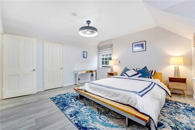 Foto del edificio - 12060 Laurel Terrace Dr